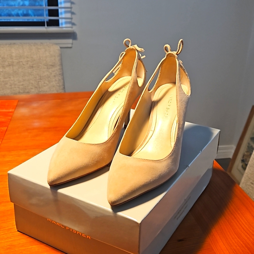 Marc Fisher Tassel Teagin Heels in Light Natural Suede, Size 8